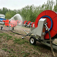 Système d'irrigation par enrouleur de tuyau entraîné par une turbine hydraulique avec arroseur pour une distribution uniforme de l'eau dans les terres agricoles