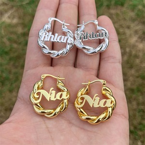 Pendientes chapados en oro de acero inoxidable, aro torcido de tamaño mini para niños pequeños, pendiente de aro con letras y nombre personalizado - Product Image 5