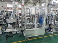 Machine de capsulage automatique électrique linéaire pour bouteilles PET avec alimentateur de couvercles pour bouteilles rondes