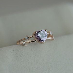 Elegante anello a forma di cuore per donna, design con pietra viola intarsiata, gioielli alla moda in tonalità rosa - Product Image 2