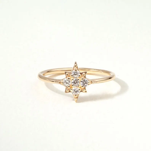 Bague de fiançailles en or massif 14 carats avec diamant étoile et grappe de diamants de laboratoire délicats, bague empilable céleste, cadeau élégant - Product Image 1