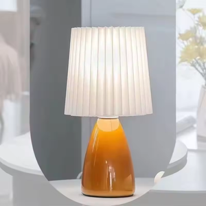 Di alta qualità nordico retrò camera da letto da letto luce fatta a mano in ceramica classica stile ceramica lampade da tavolo con pieghettato - Product Image 1