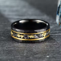 Bague en tungstène martelé 8 mm pour homme, avec bande en météorite et feuille d'or, bagues de mariage, bijoux pour homme - Vente en gros Gentdes Jewelry