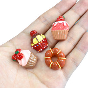 Breloques en résine à dos plat en forme de gâteau de fraises simulé, cabochons en résine pour accessoires de bricolage, jouets alimentaires, décoration de maison de poupée pour enfants - Product Image 1