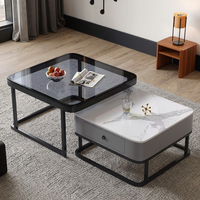 Petit appartement moderne, salon, table basse, thé, verre carré artistique haut de gamme avec dalle de roche lumineuse, style panneau de bois de luxe