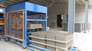 Ligne de production de machines automatiques de fabrication de briques QT8-15Fulang avec moteur, boîte de vitesses et pompe pour la fabrication de blocs creux en ciment - Product Image 3