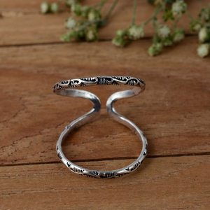 Bague de doigt ajustable unisexe de luxe en argent, faite à la main, pour mariage, avec support articulaire DIP PIP, pour l'arthrite, en métal texturé - Product Image 1