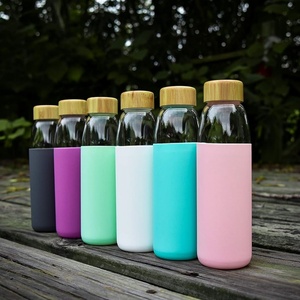 Bán buôn tùy chỉnh 18OZ cao Borosilicate Chai Nước Thủy Tinh BPA-FREE Non-Slip Silicone tay áo với nắp tre - Product Image 6