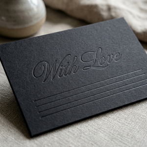 Cartes de remerciement de mariage personnalisées 150x100mm en carton noir 500GSM avec gaufrage à sec incolore et notes calligraphiées en cursive - Product Image 2