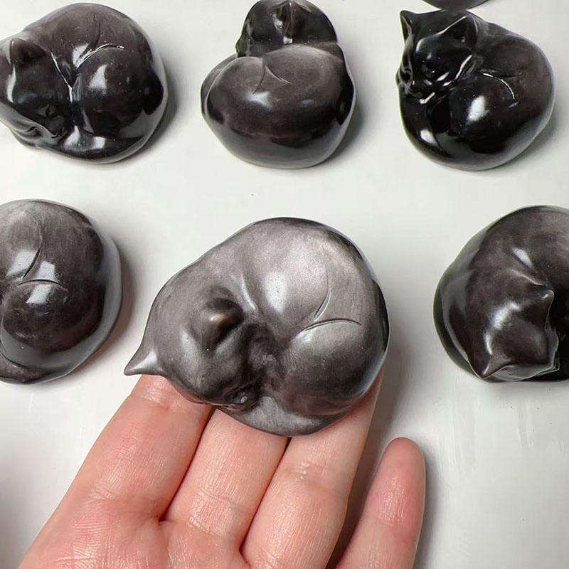 แมวนอนแกะสลักจากหินออบซิเดียนสีเงิน