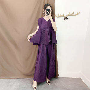 Miyake ชุดลำลอง2ชิ้นสำหรับผู้หญิง, ชุดลำลองไซส์ใหญ่พิเศษชุดสูทแขนกุดคอวีระบายอากาศได้ดีใส่ไปคลับมีลายดอกไม้ผ้าซาติน - Product Image 3