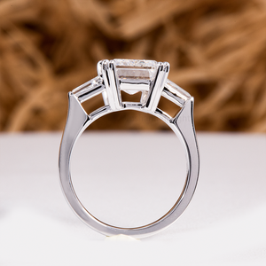 Anillo de Compromiso con Tres Diamantes Blancos D VVS1 EX EX de 3 Quilates y Esmeralda Cultivada en Laboratorio - Product Image 3