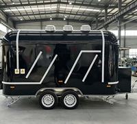Un food truck de cuisine complet capable de fournir des services tels que des glaces, des pizzas, du café, des hot-dogs, etc.