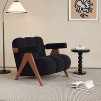 Canapé de salon de haute qualité au design nordique moderne avec accoudoirs en bois massif, chaise confortable et douce pour l'épaider à la peau, idéale pour appartement et villa