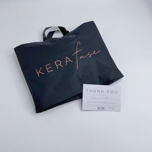 Sacs fourre-tout en plastique noir mat de luxe avec logo personnalisé en or rose - Sacs de shopping de marque avec poignées à boucle - Product Image 4