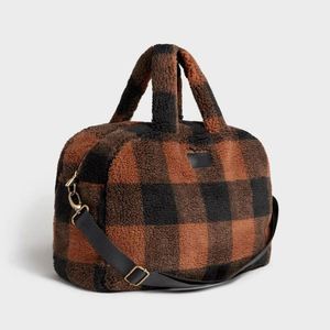 Sac de voyage personnalisé en polaire Sherpa Teddy, sac à main pour filles, sac de week-end en fourrure pelucheuse pour femmes et hommes - Product Image 3