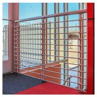 Rampe de sécurité haut de gamme pour balcon d'appartement avec texture en acier inoxydable poli et barres étroites