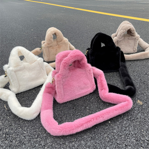 Sac à main en fausse fourrure rose, tendance et doux pour