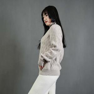 Pull en cachemire à col roulé texturé de qualité supérieure pour femme Design minimaliste à coupe ajustée pour l'hiver Merveille toutes saisons avec logo sur le devant - Product Image 2