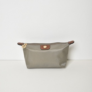 กระเป๋าเดินทางหนังแกะนิ่มลายนูนโลโก้โลหะความจุสูง - Product Image 1