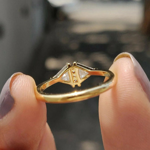 Anello di fidanzamento a piramide T0746 da donna con zirconia cubica creato in laboratorio, taglio trilione, montatura a griffe, anelli alla moda - Product Image 3