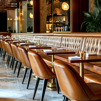 Ensemble de mobilier de restaurant sur mesure Ron Group : banquette capitonnée, table carrée en bois massif, chaise en cuir