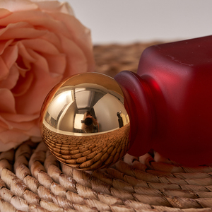 Botellas redondas hermosas de lujo personalizadas a precio de mercado perfumes esmerilados con tapa de bola dorada - Product Image 6