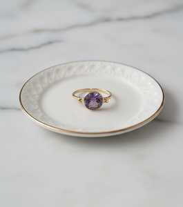 Anillo de Oro de 18 Quilates con Amatista en Forma de Reloj de Arena, un anillo exquisito con un diseño llamativo y una piedra preciosa de amatista - Product Image 4