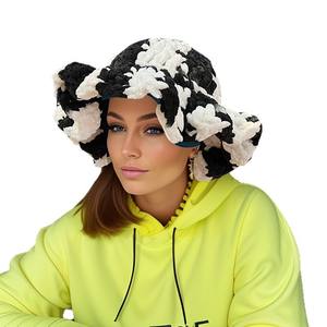 Cappello da Pescatore Invernale da Donna con Volant Colorati, Lavorato a Mano con Filato Spesso per Tenere al Caldo - Product Image 3