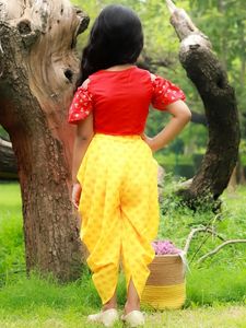 Twisha Ensemble haut à épaules dénudées et pantalon dhoti imprimé rouge et jaune pour filles, tenue de fête pour enfants (6 mois - 14 ans) - Product Image 4