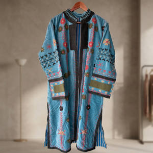 Manteau long en velours bleu clair fait main sur mesure, avec des motifs floraux rouges et verts et des formes géométriques gris foncé - Product Image 6