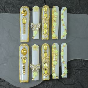 Vente en gros de faux ongles faits main de luxe en acrylique, couvrance totale 3D, longs, forme cercueil, motifs papillon et étoile, French manucure, haute qualité - Product Image 1