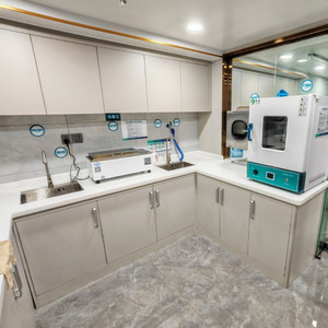 Gabinete Dental Moderno <span class=keywords><strong>de</strong></span> Acero Inoxidable Antibacteriano con Fregadero y Diseño Móvil para Laboratorio Dental - Product Image 1