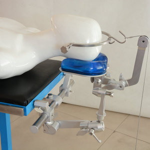 El reposacabezas para mesa de operaciones médicas HXY-TJ-006 con arco de tracción es fabricado y se puede usar con varias mesas de operaciones. - Product Image 1