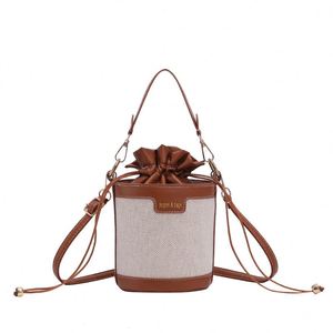 Nuevo bolso bandolera impermeable para mujer, estilo creativo, en PU - Product Image 6