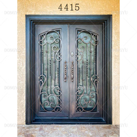 Porte d'entrée principale de villa personnalisée tendance, double porte française en fer forgé et verre, sécurisée, au design contemporain
