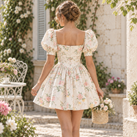 Mini-robe personnalisée pour femme, légère, en tissu tissé à imprimé floral, avec corsage froncé, manches bouffantes et jupe froncée coupe trapèze
