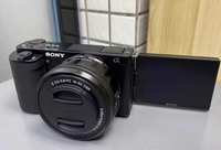 Appareil photo Sony ZV-E/ZVE10 d'occasion avec capteur CMOS 4K, objectif 16-50 mm, carte SD, écran 2-3 pouces, zoom <2x, batterie au lithium – Idéal pour le vlogging