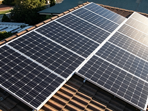 Systèmes de montage solaire pour toitures à tuiles utilisés dans les projets photovoltaïques <span class=keywords><strong>sur</strong></span> toit, dotés de crochets réglables et de dispositifs de <span class=keywords><strong>fixation</strong></span> de panneaux fiables. - Product Image 6