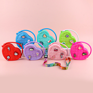 Bolso Bandolera <span class=keywords><strong>de</strong></span> Silicona para Niños a la Moda - Mini Bolso <span class=keywords><strong>de</strong></span> Cadena con Forma <span class=keywords><strong>de</strong></span> Corazón, Dijes <span class=keywords><strong>de</strong></span> Dibujos Animados Desmontables y Flores para Zapatos - Product Image 2