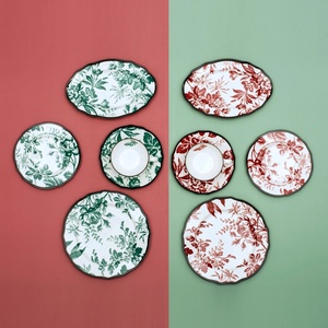 Services de table de luxe en porcelaine émaillée européenne, style royal vintage, avec bordure noire et motif feuille de cire, comprenant assiettes à dessert et tasses à café - Product Image 5