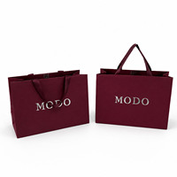 Sac cadeau en papier d'art imprimé sur mesure avec logo argenté en relief, sac de transport pour vêtements