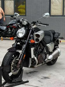 Motocicleta Deportiva Yamaha <span class=keywords><strong>VMAX</strong></span> <span class=keywords><strong>1700</strong></span> Usada, Modelo Nuevo, 1679cc, Gasolina, Estilo Naked, V4 Muscle - Product Image 4