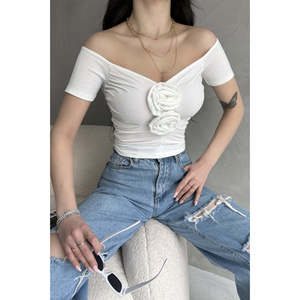 Haut en tricot élégant pour femme, épaules dénudées, avec détail rose, manches courtes, coupe courte, noir - Product Image 3