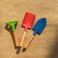 Kit d'outils de jardinage miniature pour enfants, 3 pièces, pelle, bêche et râteau en métal coloré avec manche en bois, jouet de plage pour enfants, ensemble d'outils de jardinage manuels