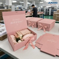 Boîte cadeau de luxe personnalisée en matériaux recyclés avec fermeture magnétique, pliable, rectangulaire, doublure en satin, estampage à chaud rose, poignée en ruban
