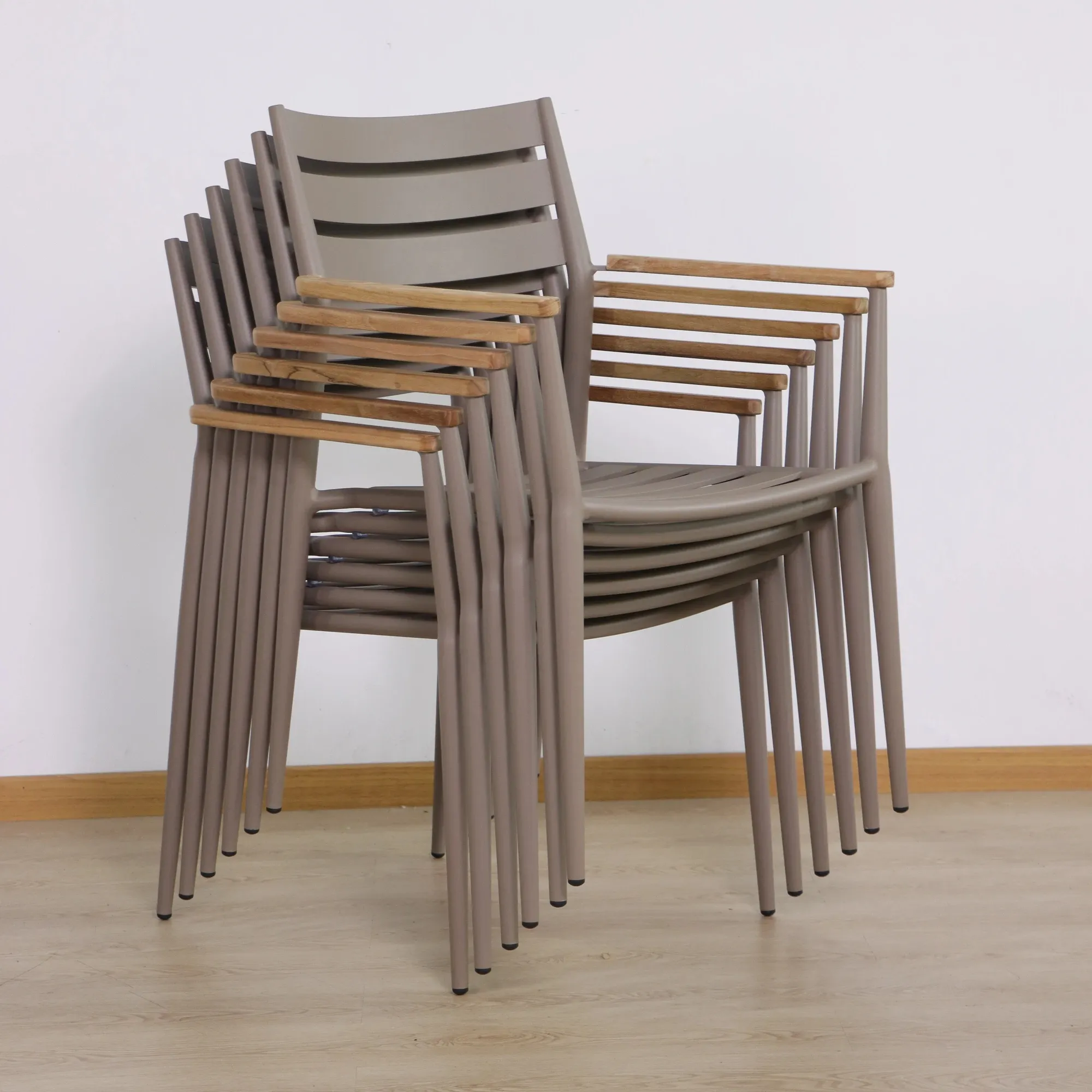 Silla de exterior apilable de aluminio con reposabrazos de madera de teca, cojín impermeable estable, silla de comedor de jardín al por mayor