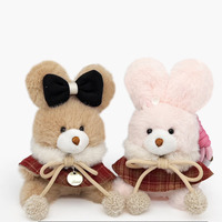Breloque de sac en peluche lapin poncho esthétique à carreaux rouges, lapin rose Kawaii avec col en fourrure, décoration de sac à dos tendance