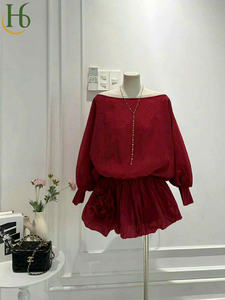 Robe rouge épaules dénudées avec taille élastiquée et détail floral, en mousseline de soie douce à motif floral, avec manches courtes à poignets élastiqués, style vietnamien. - Product Image 6