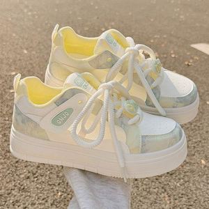 Baskets blanches respirantes en maille pour femmes, Nouveauté été 2025, Chaussures de sport décontractées à semelle épaisse et tendance - Product Image 1